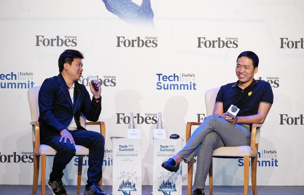 CEO VNG - Lê Hồng Minh (bên phải) chia sẻ tại Tech Summit 2019 do Forbes tổ chức